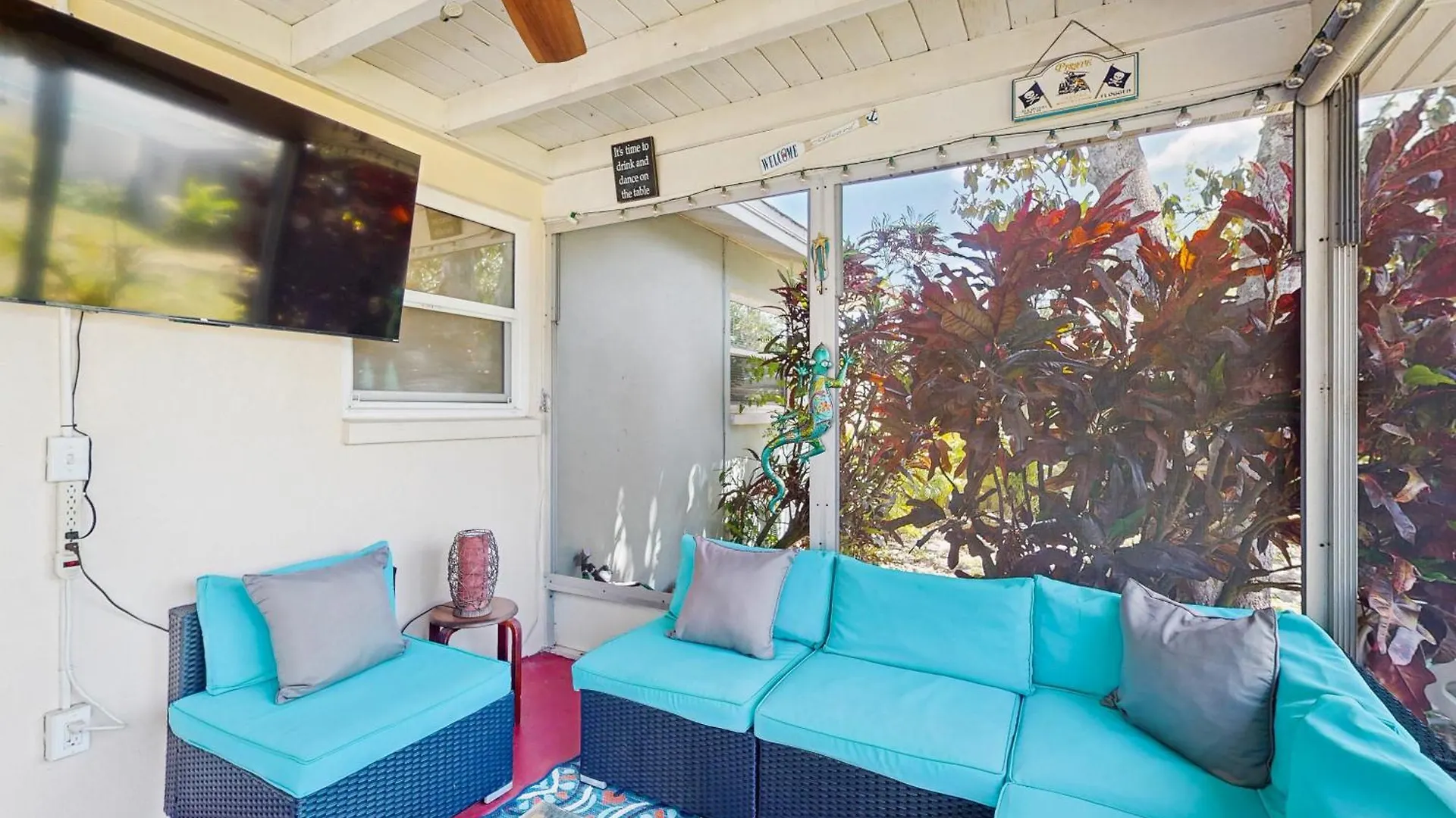 Relax In Retro Villa Clearwater Holiday home