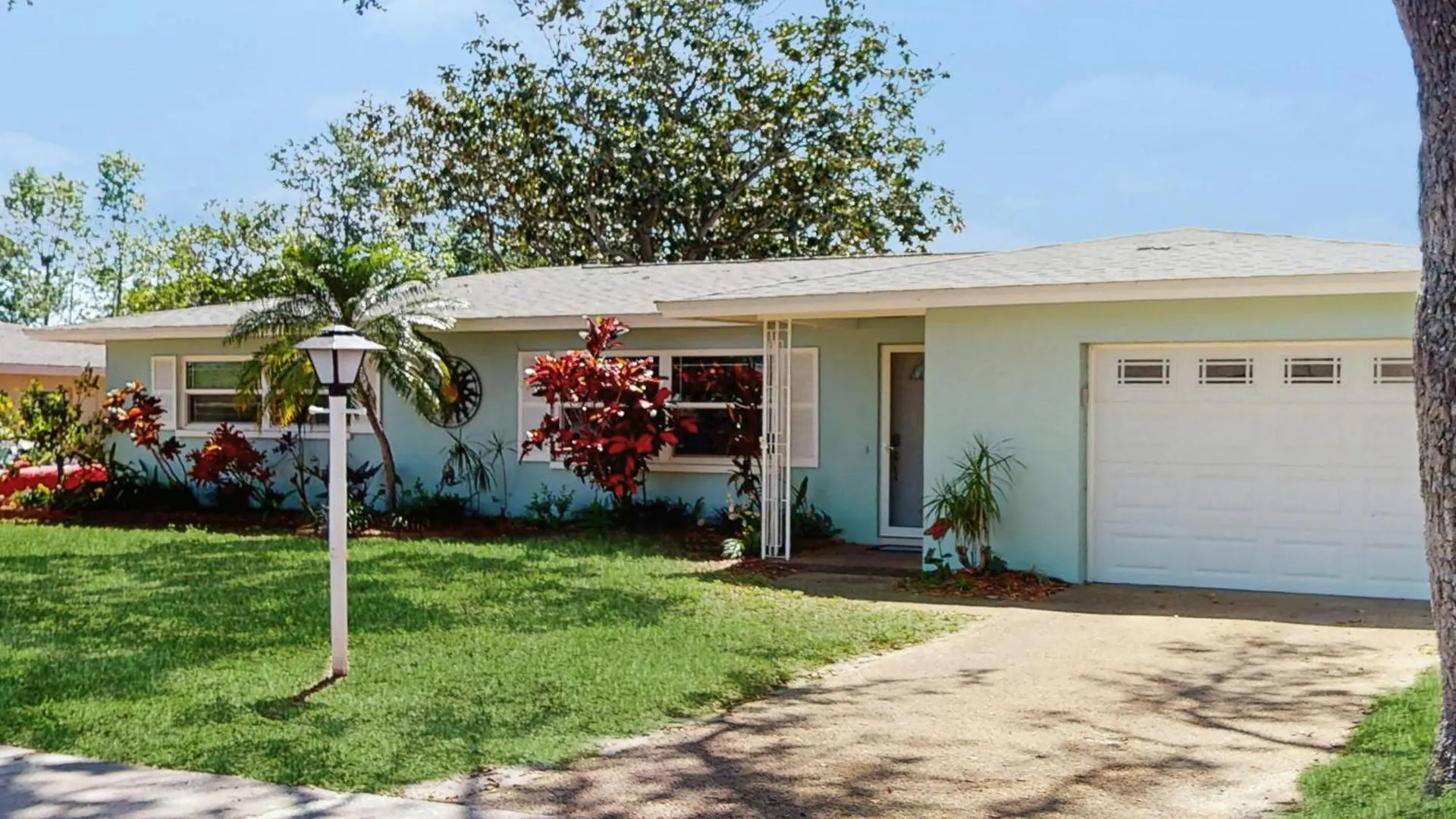 Relax In Retro Villa Clearwater